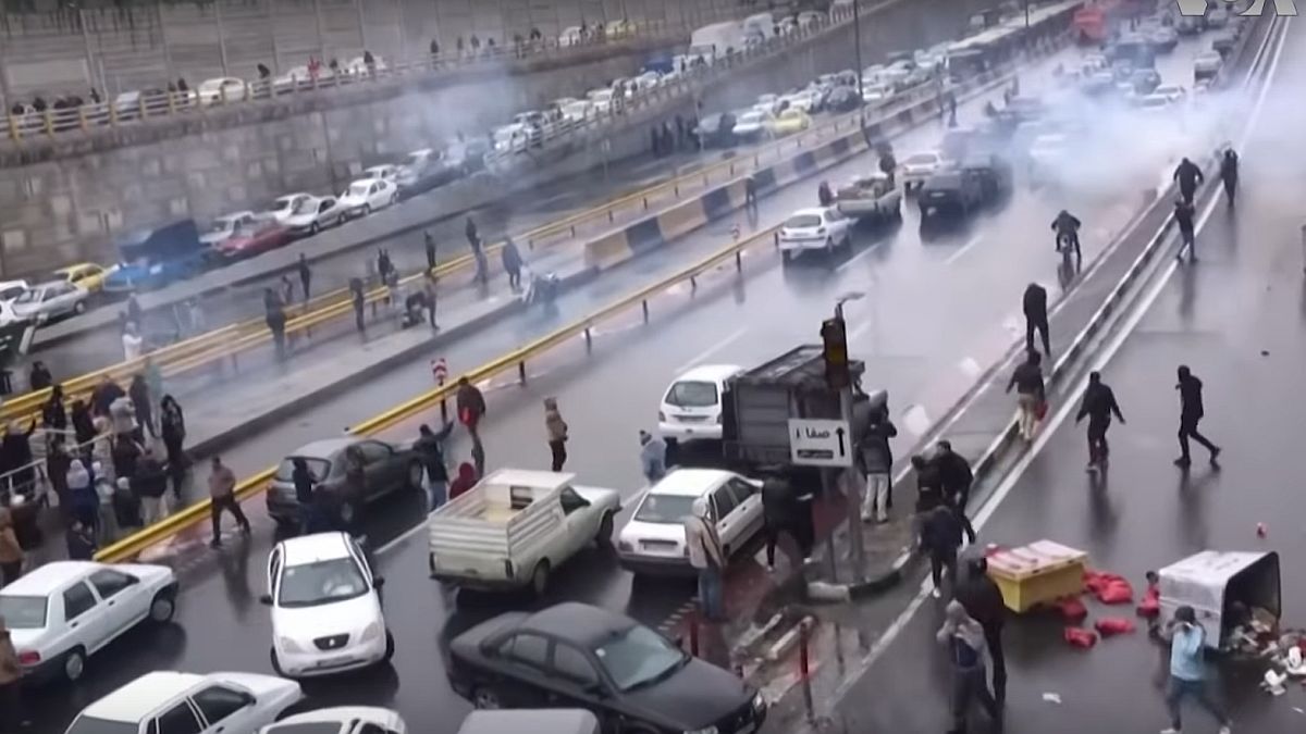 Iran i danas u prosvjedima, u zemlji nema interneta, a najmanje 12 je mrtvih