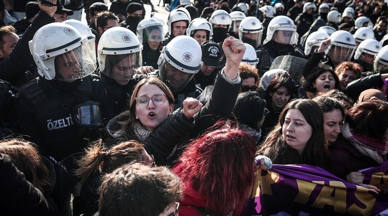 Deseci privedeni tijekom prosvjeda protiv nasilja nad ženama u Istanbulu