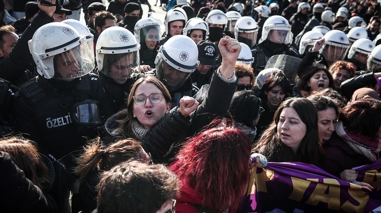 Deseci privedeni tijekom prosvjeda protiv nasilja nad ženama u Istanbulu