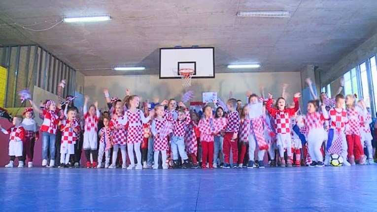 Hrvatski mališani snimili navijačke pjesme za Vatrene. U škole došli u dresovima