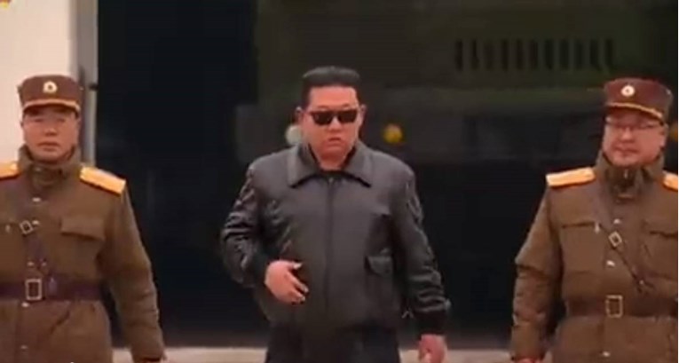 Propaganda Kim Jong-una: U crnoj jakni i naočalama nadgledao lansiranje projektila