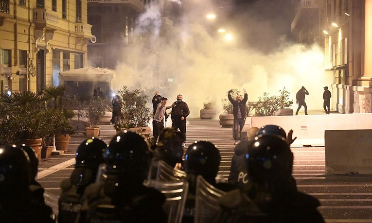 Građani Napulja prosvjedovali protiv policijskog sata