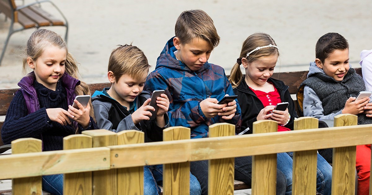 Djeca su nam zakržljala zbog mobitela. "Uhvatiti loptu postala je umjetnost"
