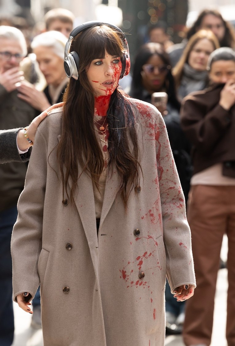 Dakota Johnson zalivena crvenom bojom šetala New Yorkom