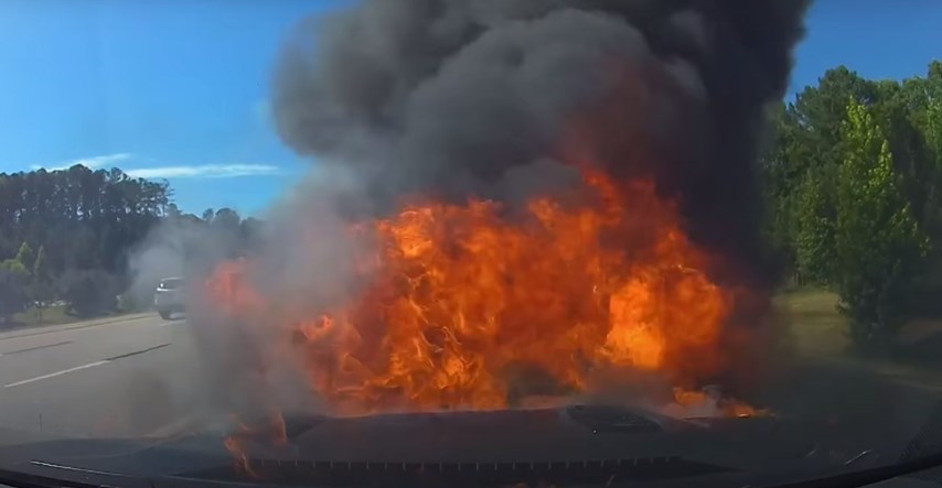 VIDEO Toyota se zapalila u vožnji, sve snimila kamera u autu