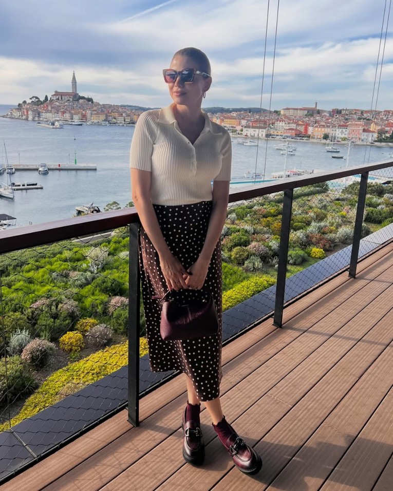 Točkasta midi suknja Lejle Filipović odličan je primjer tihog luksuza