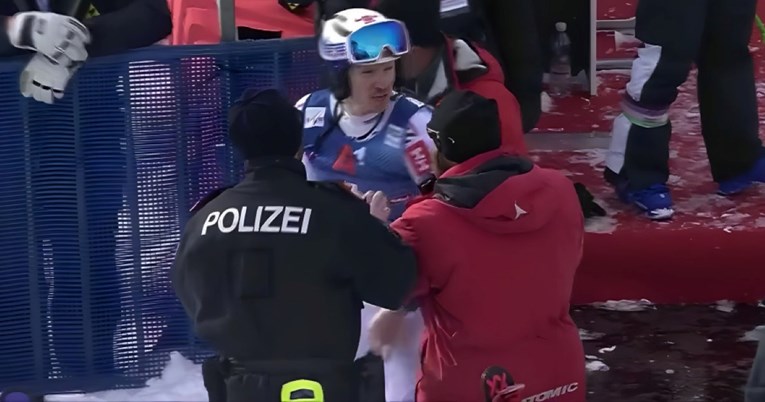 VIDEO Kristoffersen završio slalom, skinuo skije i nasrnuo na klimatske aktiviste