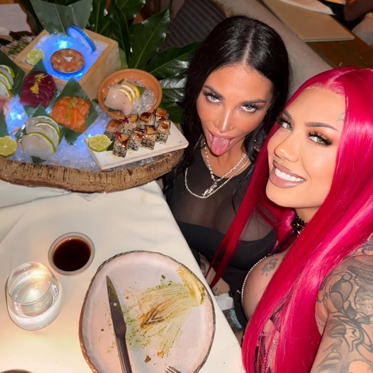 OnlyFans zvijezde izbačene iz aviona, uhićenje prenosile uživo