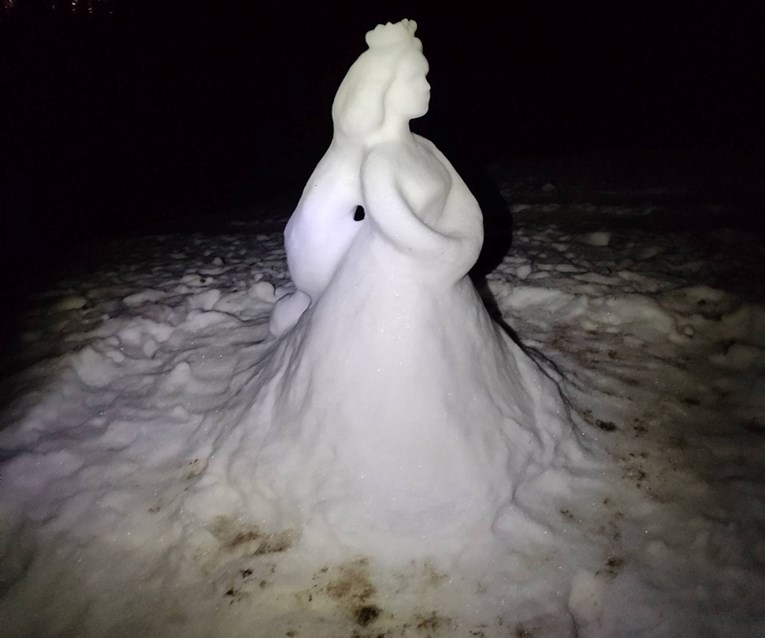 FOTO Tajanstveni umjetnik na Sljemenu napravio Snježnu kraljicu