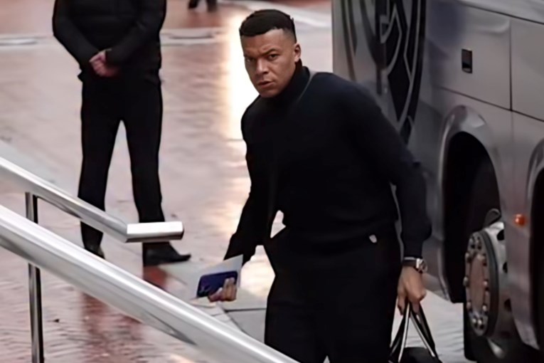 Mbappe stigao u Manchester s torbom od 3.000 eura. Na njoj je posebna poruka