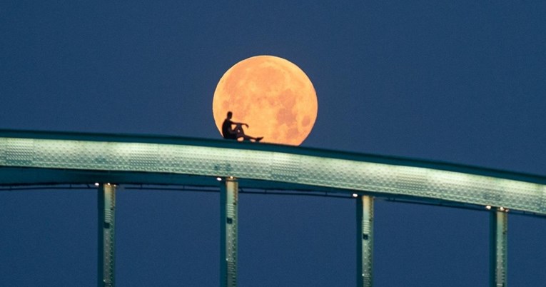 Ove fotke su nastale sinoć na Hendrixovom mostu u Zagrebu