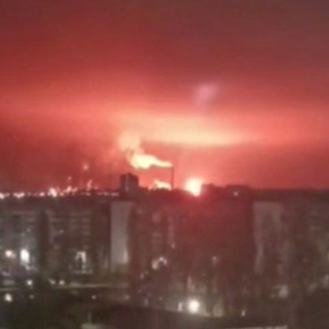 VIDEO Masovni napad dronovima na ruske gradove, gori rafinerija