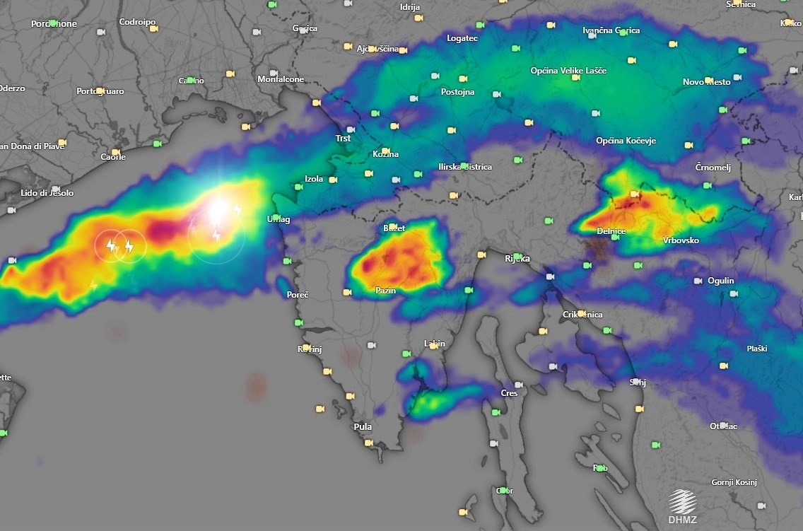 Promijenjen alarm iz crvenog u narančasti. Sijeva na zapadu Istre