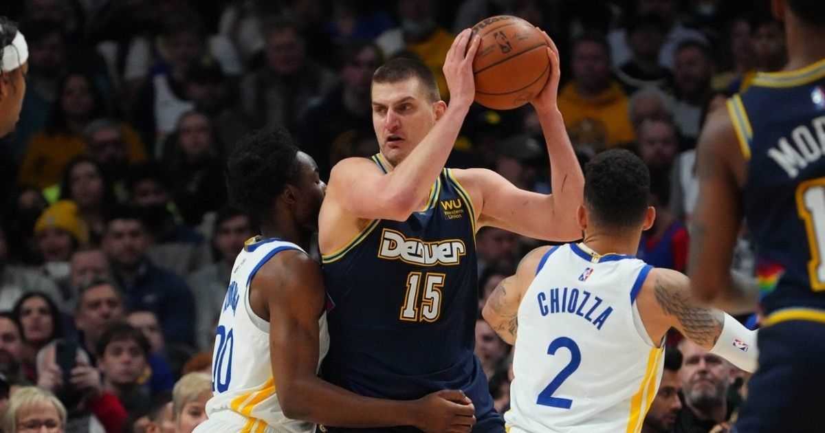 Jokić i Embiid u ludoj utrci za MVP-a. Pogledajte što su sinoć radili protivnicima