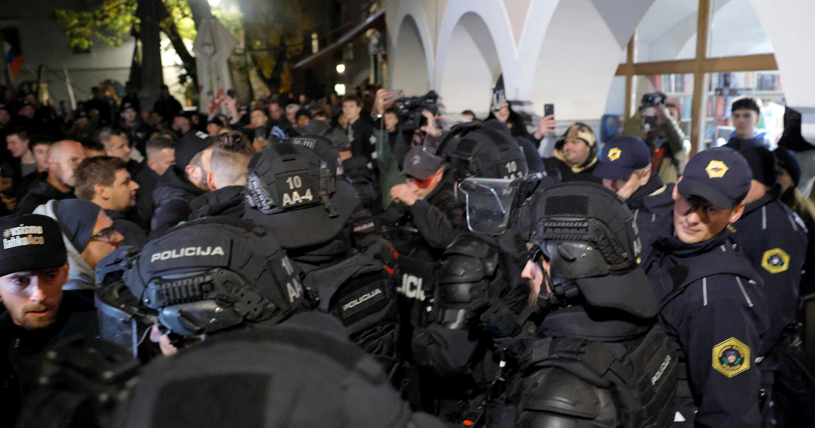 Pucnjava u romskim naseljima nakon prosvjeda u Novom Mestu. Stigli specijalci