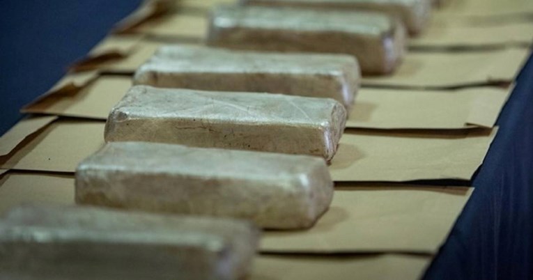 U kućama dilera u Karlovcu i na području Rijeke pronađeni heroin, kokain i oružje