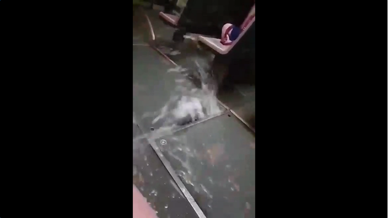 VIDEO U riječkom gradskom autobusu iz rupe na podu šikljala voda