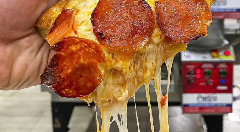 Ova pizzeria ima najluđe pizze s punjenim rubovima, šteta što nam je jako daleko