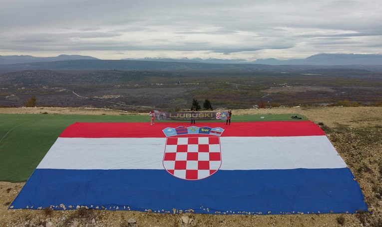 Za Vatrene se danas navijalo i u BiH, u Ljubuškom razvukli veliku hrvatsku zastavu