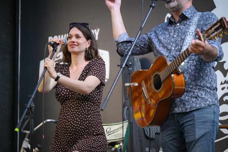 Supruga Janka Popovića Volarića pokazala trudnički trbuh na koncertu Fonda za žene