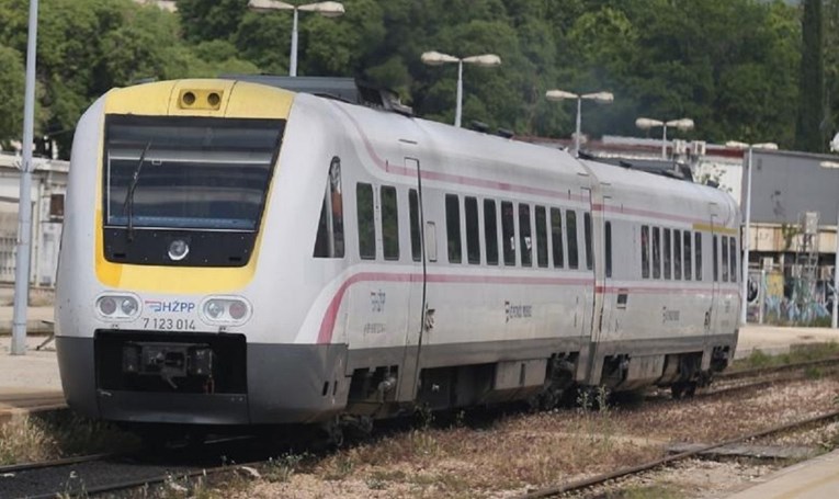 Starac u Dalmaciji gurao bačvu preko pruge, udario ga nagibni vlak