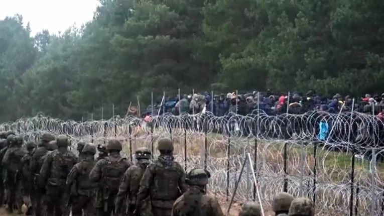 VIDEO Kaos na granici EU zbog tisuća migranata: Poljska šalje 12.000 vojnika