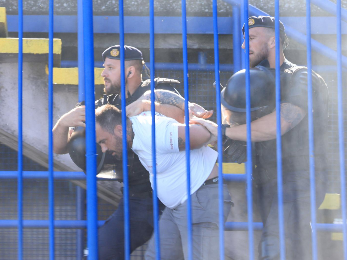 FOTO Pogledajte kako policija privodi navijače na derbiju Dinama i Hajduka