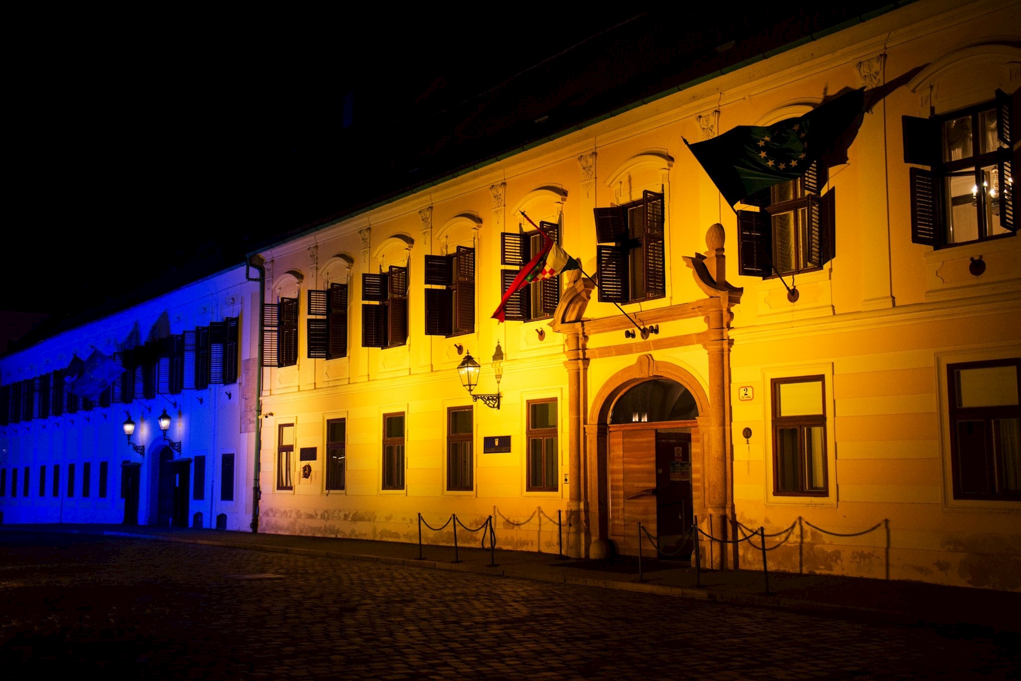FOTO Banski dvori u bojama ukrajinske zastave