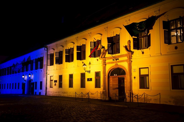 FOTO Banski dvori u bojama ukrajinske zastave