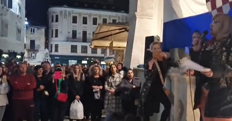 Prosvjed u Splitu protiv covid-potvrda: Oteli su ovu zemlju i našu djecu