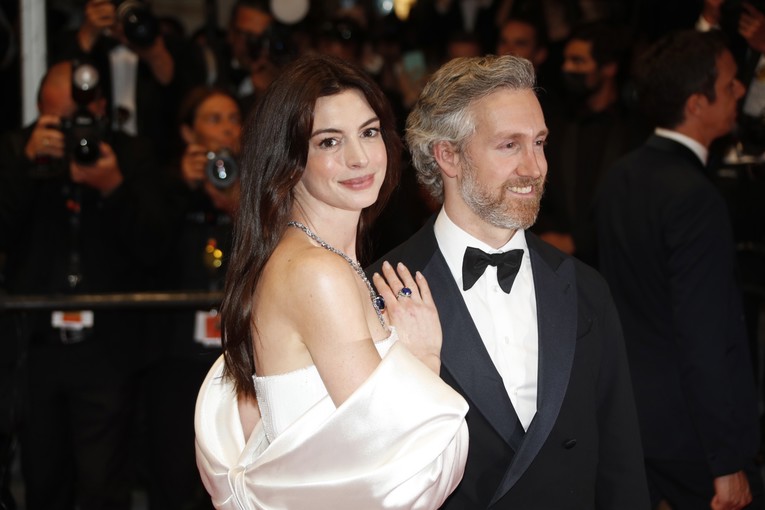 Ljubavna priča Anne Hathaway i Adama Shulmana u središtu pažnje nakon objave trudnoće