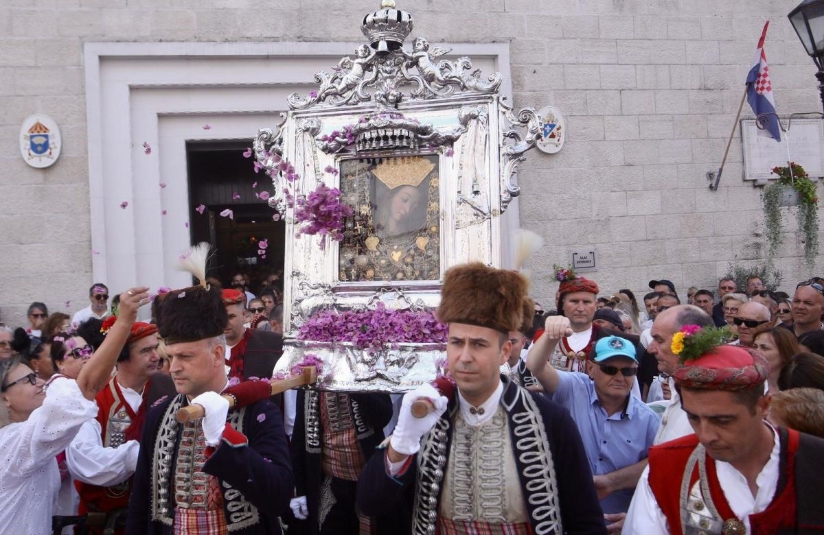 Na procesiji za Gospu u Sinju oko 50 tisuća vjernika, tijekom dana očekuje se 100.000