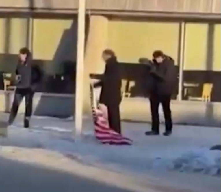 VIDEO Na Grenlandu pokušao podići američku zastavu. Gradonačelnica: Nije smiješno