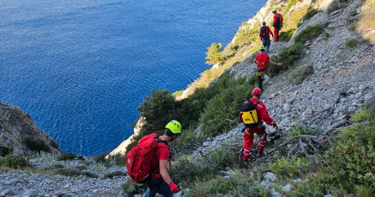 Vozač na Hvaru sletio u provaliju i poginuo. HGSS-ovci izvlačili tijelo iz mora