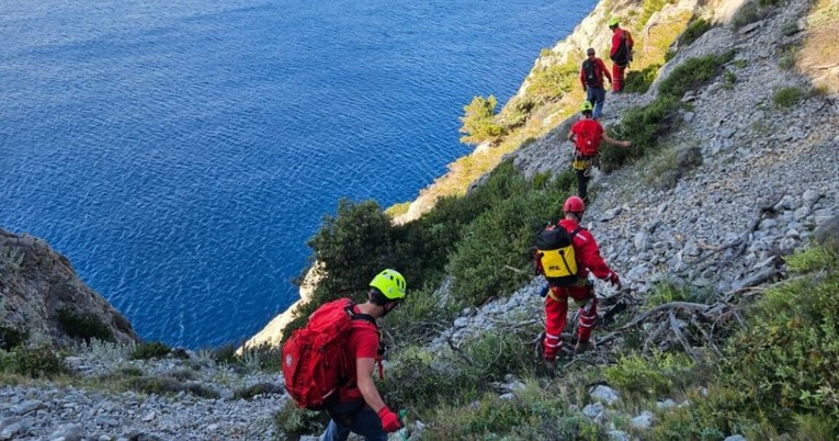Na Hvaru sletio u provaliju i poginuo, HGSS-ovci izvlačili tijelo