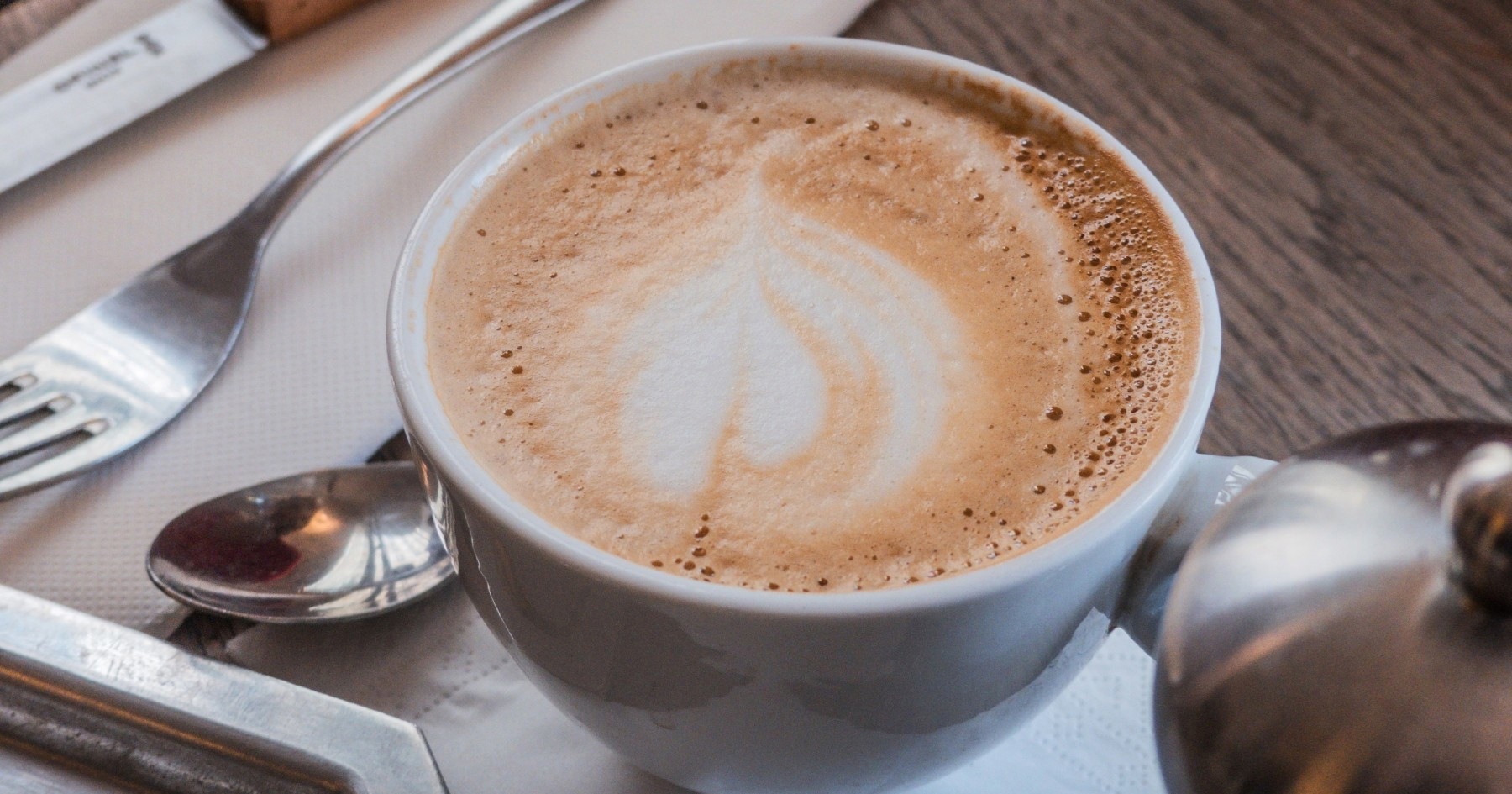 Dodatak iz smočnice koji će vašu kavu učiniti kremastijom (i manje gorkom)