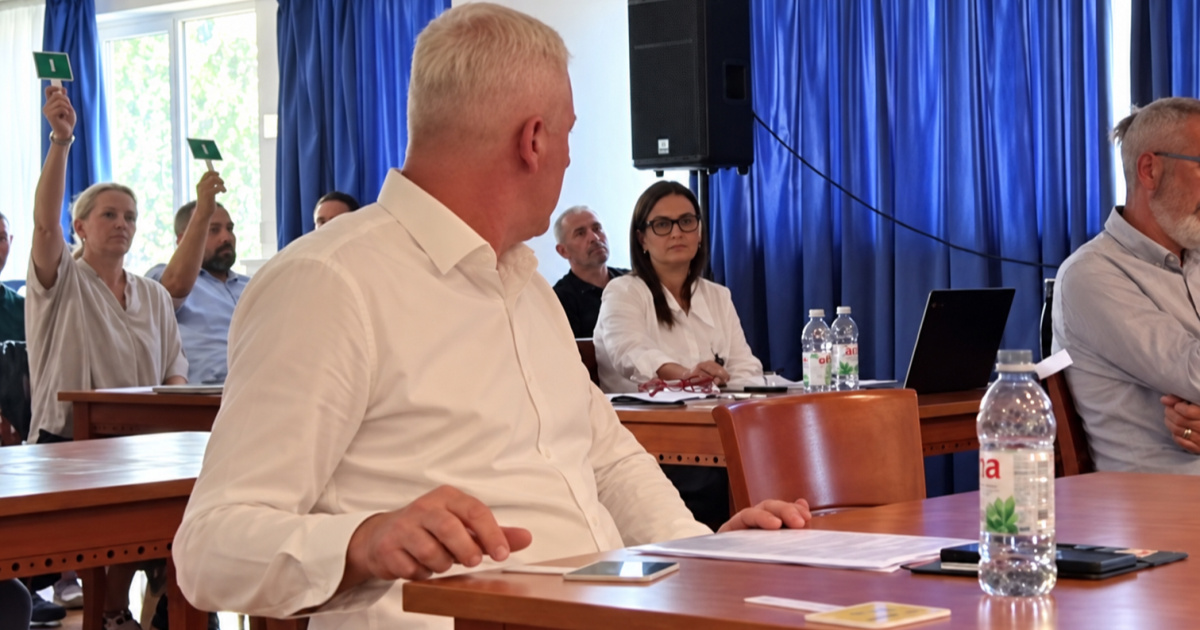VIDEO HDZ-ovac u Baškoj Vodi glasao na znak nezavisne vijećnice