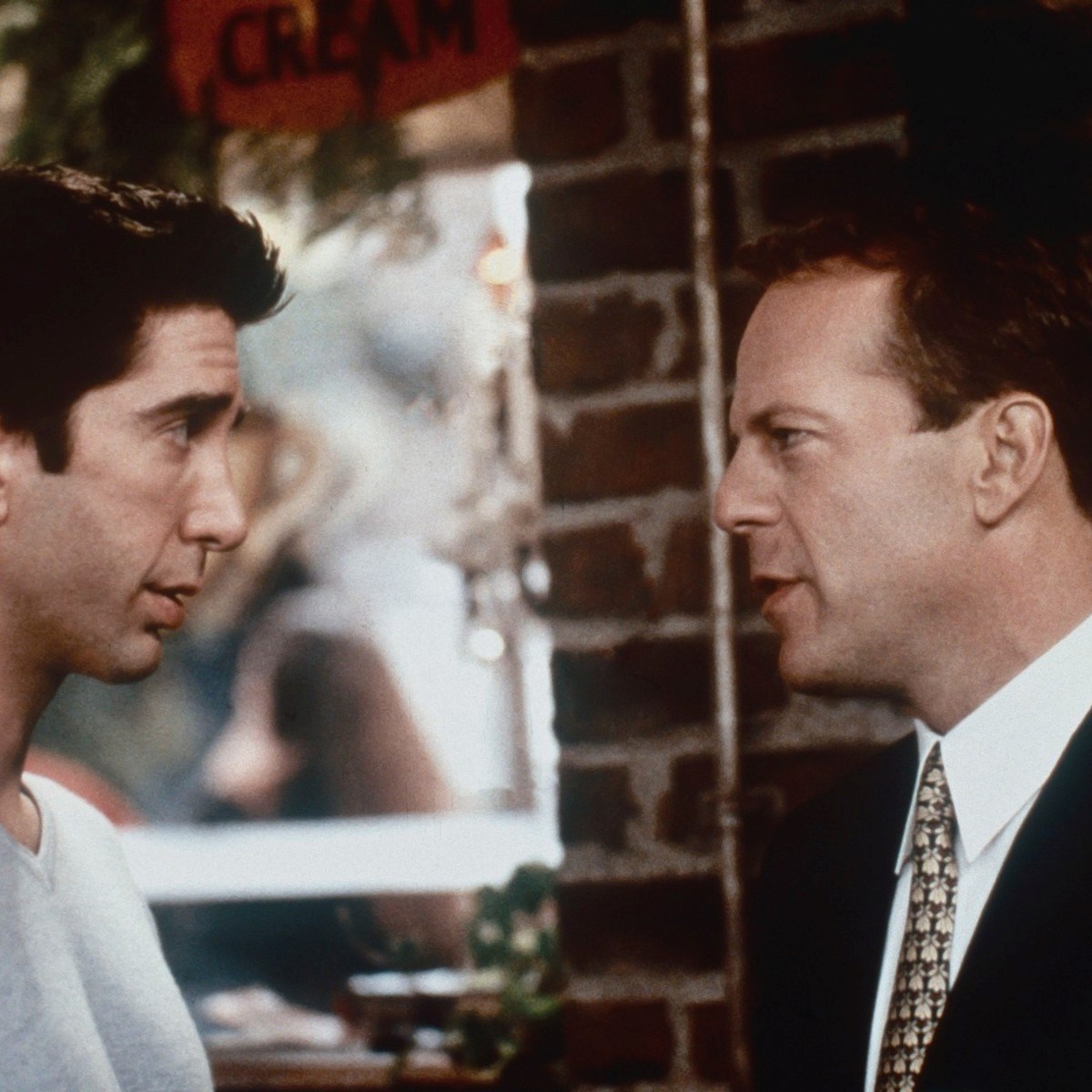 Bruce Willis igrao je gostujuću ulogu u seriji Prijatelji zato što je izgubio okladu