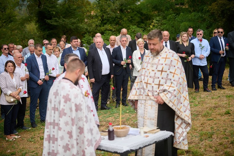 U Gruborima održana komemoracija za Srbe ubijene nakon Oluje