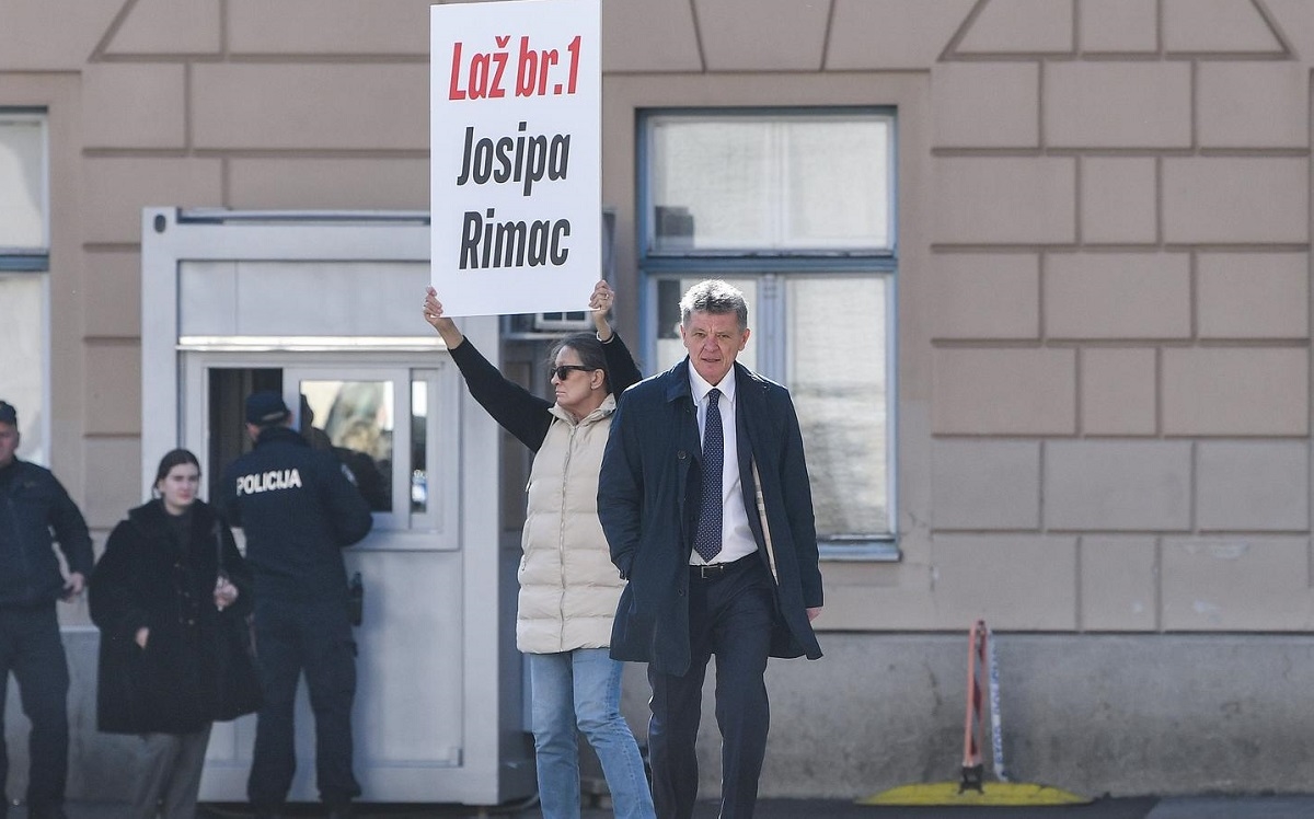 Oporba bijesna: "U mobitelu je 300.000 poruka, očito ih se u puno spominje AP"