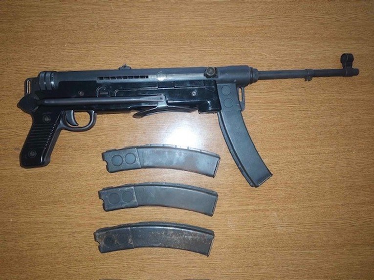 FOTO Anonimno predali oružje kod Pakraca. Jedan donio strojnicu, drugi raketni bacač