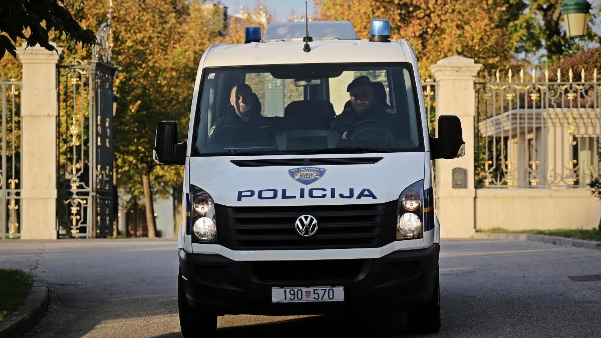 Uhićen Siščanin (20) koji je čupao znakove, krao gorivo i protupožarne aparate