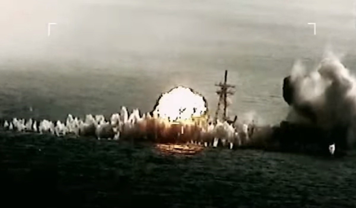 VIDEO Britanski avion na vježbama pogodio i potopio stari američki ratni brod