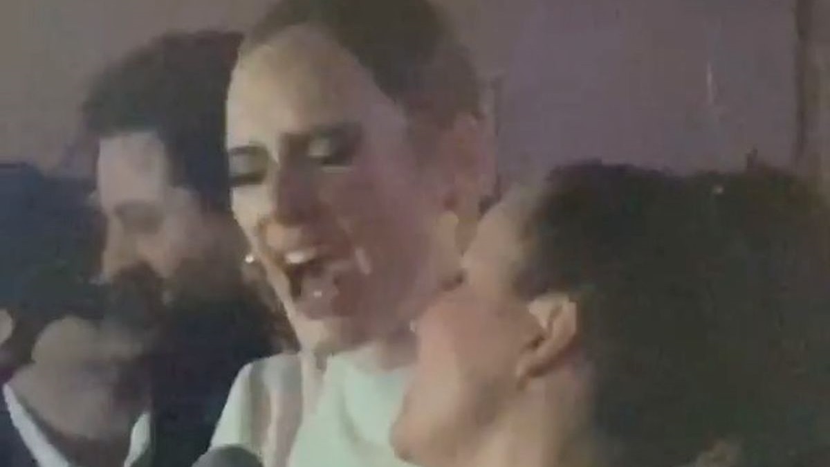 Elegantna Adele na vjenčanju prijatelja pokazala senzacionalnu liniju
