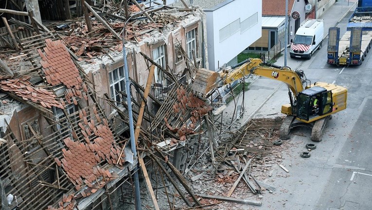 Grad Sisak prozvao Ministarstvo: Urušavanje zgrade poslužilo lešinarima za poziranje