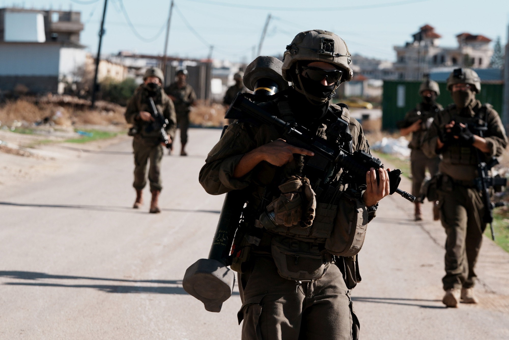 FOTO Izrael izveo napad na Zapadnoj obali. Uhićuju Palestince, postavljaju barikade