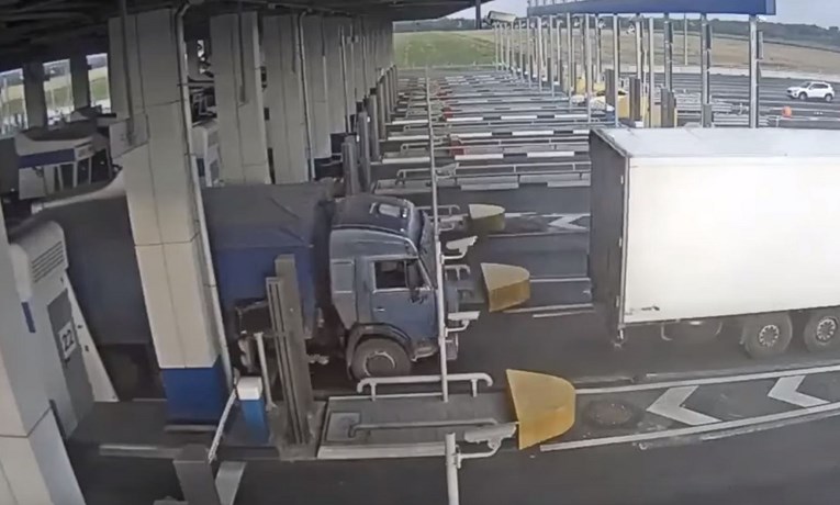 Vozač kamiona izbjegao plaćanje cestarine, ali nije očekivao ono što se dogodilo