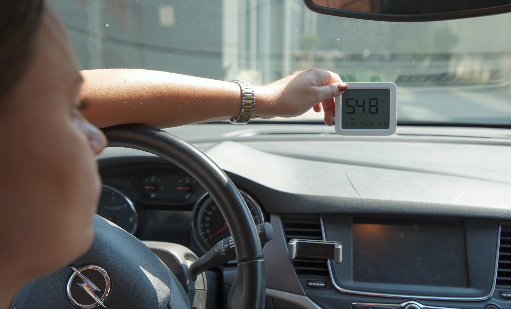 Auto na suncu može postati smrtonosan. Pogledajte koliko se zagrije za 15 minuta