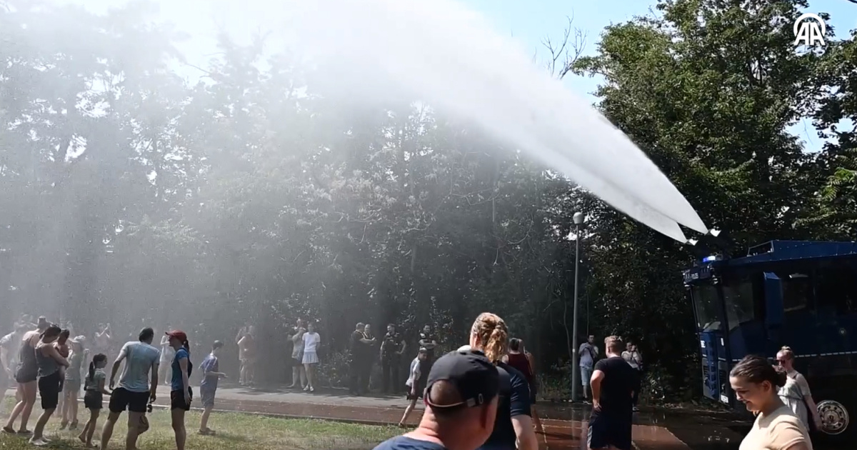 VIDEO Berlinska policija vodenim topovima rashlađivala ljude