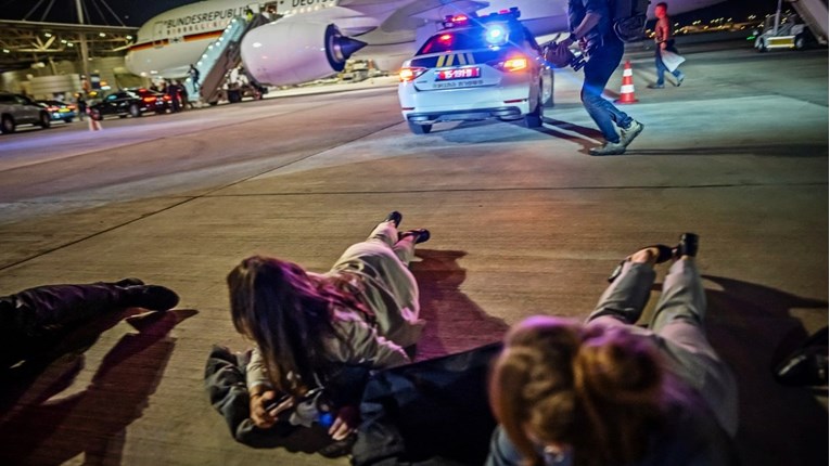 VIDEO Evakuirali Scholzov avion u Izraelu zbog napada. Ljudi ležali na pisti